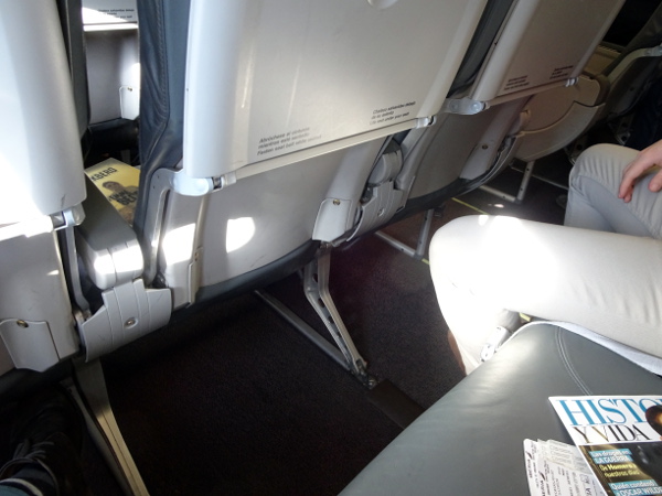Volando Iberia Business Class Europea. Asiento Business; separación entre filas.