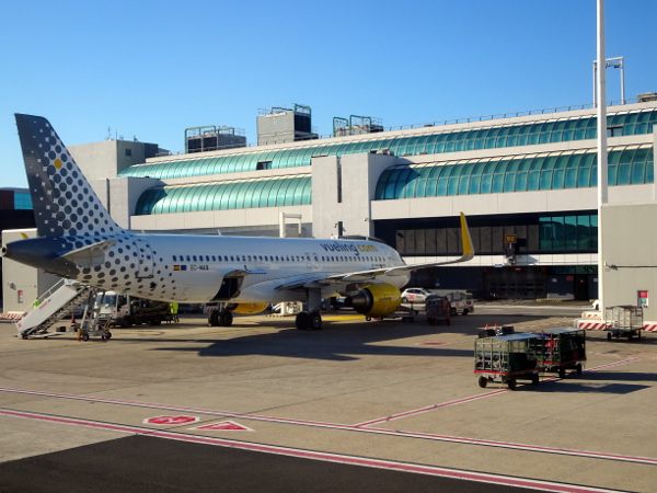 Un A320 de Vueling, esperando a pasajeros en Roma Fiumicino.