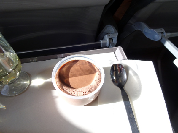 Volando Iberia Business Class Europea. Postre: chocolate con galleta.