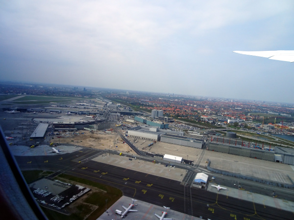 Vista del aeropuerto de Copenhague, Air Canada 787.